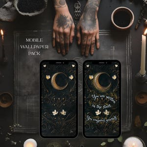 Könnte beinhalten: Zwei Smartphones zeigen einen dunklen, verzierten Hintergrund mit einem goldenen Halbmond und floralen Akzenten. Der Text "You are written in the stars. You conjured yourself." ist auf einem Bildschirm zu sehen. Der Satz "MOBILE WALLPAPER PACK" steht oben.