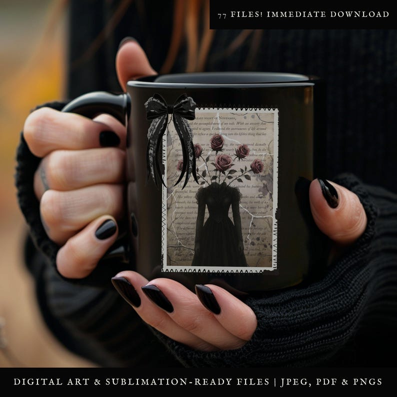 K&ouml;nnte beinhalten: Schwarze Kaffeetasse mit einem Design einer Frau in einem schwarzen Kleid, aus deren Kopf Rosen wachsen. Das Design befindet sich auf einem Vintage-Papierhintergrund mit Text. Die Tasse wird von einer Hand in schwarzen Handschuhen gehalten.