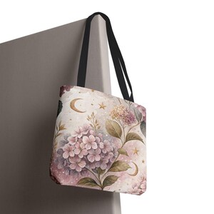 六角形のアジサイが全面プリントされたトートバッグ | フローラルマジック、再利用可能なショッピングバッグ、環境に優しい、コテージコアの柔らかな魔女のギフト、自然愛好家向け