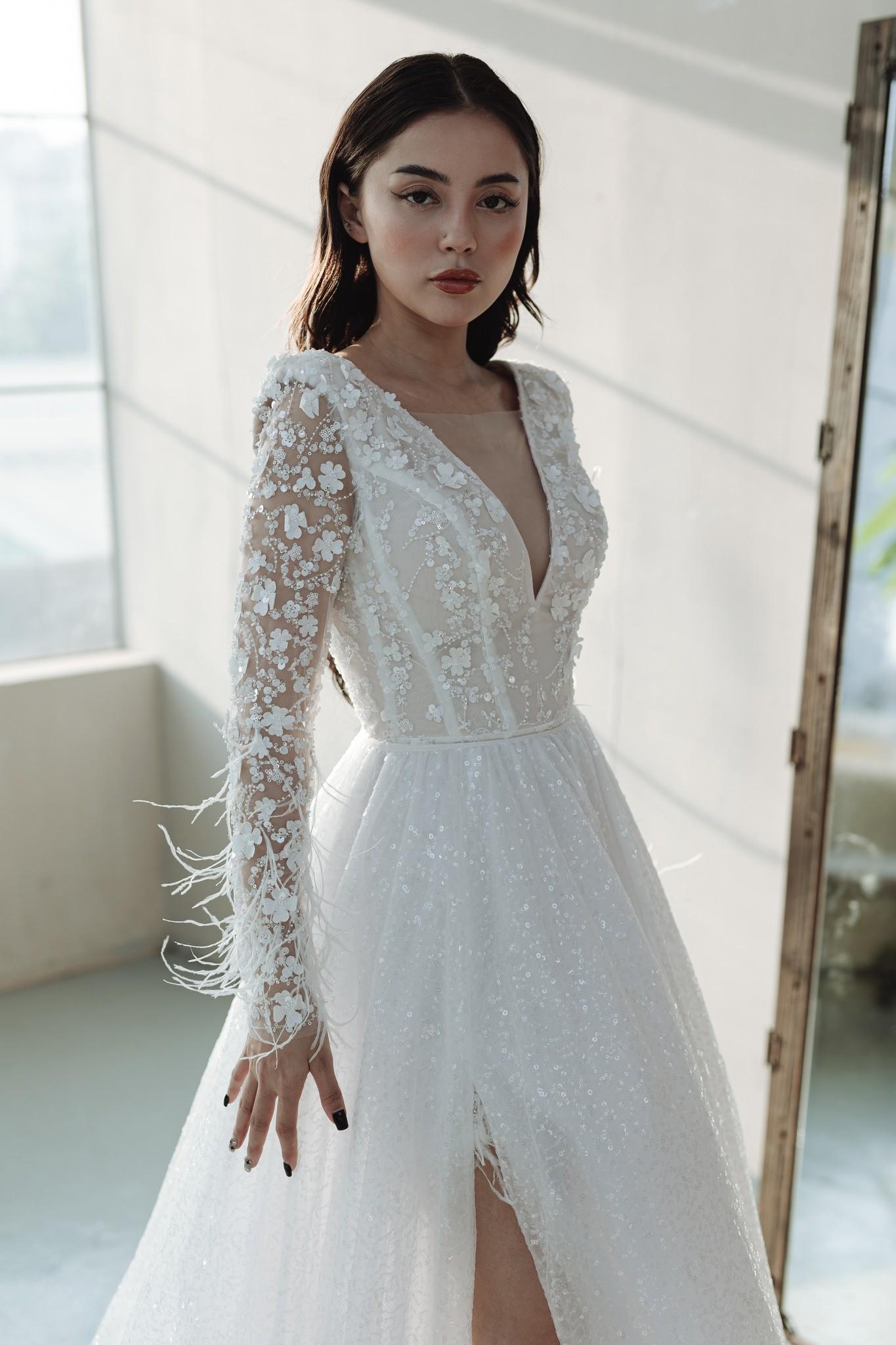 chinese dress ladies Modest Winder Wedding Dress with Detachable Wrap Long Overskirt
