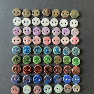Ręcznie robione kolorowe okrągłe małe guziki ceramiczne Raku - 9 kolorów - mieszaj i dopasowuj - sprzedawane pojedynczo