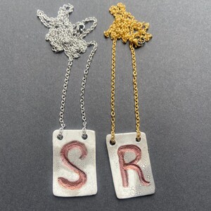 Colar personalizado Raku Ceramic Initial – Pingente de placa feito à mão com corrente de aço inoxidável ou banhada a ouro