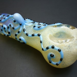 Color Changing with a Blue Octopus Glass Pipe