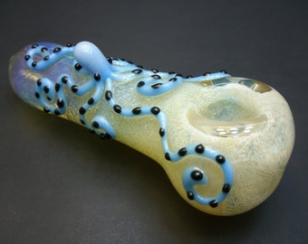 Color Changing with a Blue Octopus Glass Pipe