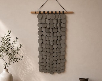 Keramik-Wandkunst, handgefertigte Keramik-Wanddekoration „Steinkaskade“, moderne graue Wandskulptur, neutrale Wohndekoration