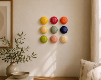Decorazioni murali moderne in ceramica, sculture murali in ceramica fatte a mano, decorazioni murali astratte e colorate, installazione a parete composta da 9 pezzi, arredamento contemporaneo per la casa.
