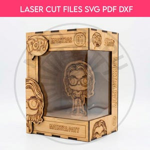 Puede incluir: Caja de exhibición de madera cortada con láser con una figura estilizada en el interior. La caja tiene paneles transparentes y el texto "MAESTRA PATY" y "MAESTRAS 01". La parte superior de la caja tiene el texto "LASER CUT FILES SVG PDF DXF".