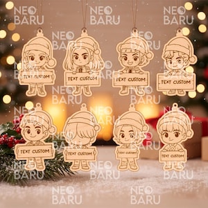 Puede incluir: Adornos navideños de madera clara con personajes de dibujos animados que llevan gorros de Papá Noel y sostienen carteles con "TEXT CUSTOM". También se ve el nombre de la marca "NEO BARU".