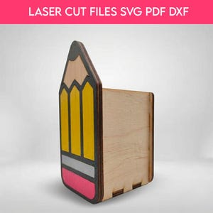 Op de afbeelding: Een houten potloodvormige bureau-organizer met gele, grijze, roze en zwarte accenten. Het potloodontwerp heeft een gele behuizing, een grijze band en een roze gum. De bovenkant van de organizer heeft de tekst "LASER CUT FILES SVG PDF DXF".