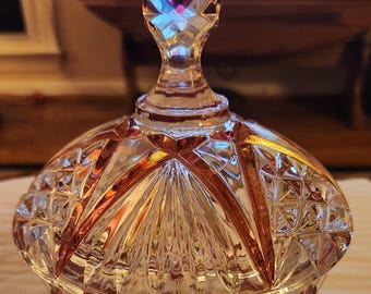 Cristal de plomo vintage al 24%, Anne Hutte Bleikristall, bombonera con pedestal y tapa, cristal transparente tallado en color rubí arándano. A+