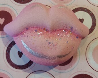 Kissing Lips Bath Bomb | Pink Bath Bomb | Kiss Bath Bomb | Lips Bath Bomb |  Love Bath Bomb | Party Favor | Scented Bath Bomb | Self Care