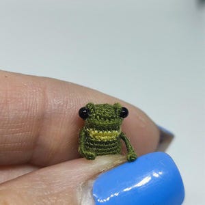 Frosch gehäkelt, Miniatur Amigurumi 20mm, Taschenfreund, Frosch Geschenk, kleiner Frosch, Puppenhaus Dekor