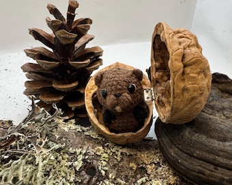 Mini castor de ganchillo en cáscara de nuez, pequeño regalo de castor, decoración de animales del bosque, linda caja de anillos hecha a mano