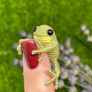 Miniature Crochet Toad Figurine: Handmade Micro Dollhouse Frog, Cute Tiny Animal Gift for Collectors