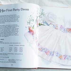 Może przedstawiać: Otwarta strona książki zatytułowana Her First Party Dress przedstawia zdjęcie kremowej sukienki z bufiastymi rękawami i kwiatowym brzegiem typu Dresden Plate patchwork. Tekst zawiera instrukcje oraz tabele rozmiar&oacute;w w centymetrach.