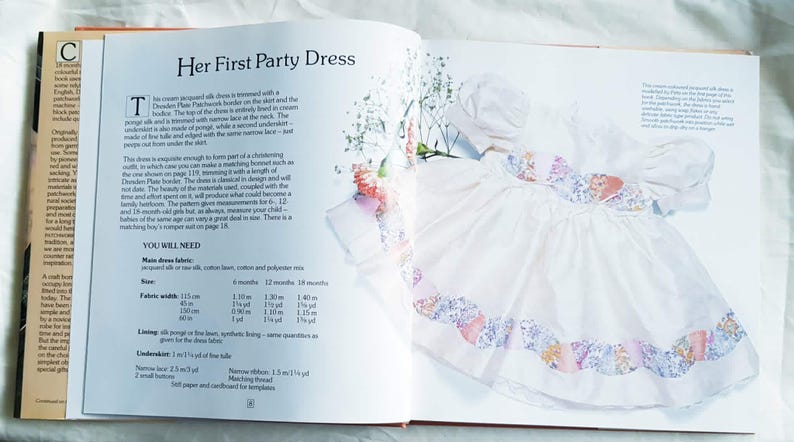 Może przedstawiać: Otwarta strona książki zatytułowana Her First Party Dress przedstawia zdjęcie kremowej sukienki z bufiastymi rękawami i kwiatowym brzegiem typu Dresden Plate patchwork. Tekst zawiera instrukcje oraz tabele rozmiar&oacute;w w centymetrach.