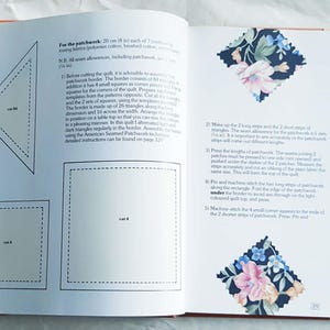 Może przedstawiać: Otwarta strona podręcznika z instrukcjami zawierająca czarne rysunki liniowe kształt&oacute;w geometrycznych do wzor&oacute;w pikowania, w tym tr&oacute;jkąt&oacute;w i kwadrat&oacute;w, wraz z drukowanymi instrukcjami tekstowymi oraz małymi pr&oacute;bkami tkanin w kwiatowe i kropkowane wzory.