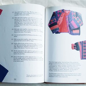 Może przedstawiać: Otwarta książka z instrukcjami szycia zawierająca numerowane kroki, trzy pr&oacute;bki tkanin w kolorze r&oacute;żowym, zielonym i niebieskim po lewej stronie oraz dwa zdjęcia pikowanej kurtki w r&oacute;żowe, niebieskie i czarne wzory geometryczne po prawej.
