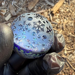 Esfera de mármol dicróico de vórtice de ópalo copo de nieve de 40 mm firmada por el artista AJW