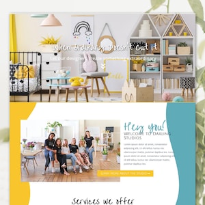 Puede incluir: Una página de aterrizaje de sitio web para una empresa de diseño de interiores llamada Darling Studios. La página presenta una imagen colorida de una habitación infantil con una estantería blanca, una silla rosa y una alfombra amarilla. El texto "When Ordinary Doesn't Cut It" se muestra en una fuente grande. La página también incluye una sección con una foto de un grupo de mujeres sentadas en un sofá, y el texto "Hey You! Welcome to Darling Studios".