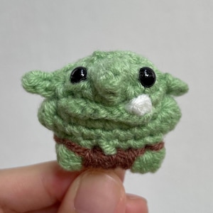 Llavero de crochet Goblin (verde claro) / Amigurumi hecho a mano / Personalización de nombre