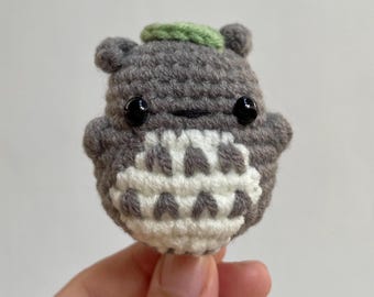 Llavero de Totoro de Studio Ghibli / Amigurumi hecho a mano / Personalización de nombre
