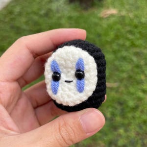 Llavero de ganchillo sin rostro de El Viaje de Chihiro de Studio Ghibli / Amigurumi hecho a mano / Personalización de nombre