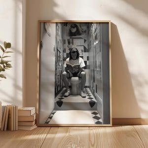 Póster de Jack Black sentado en un inodoro leyendo un cómic. Arte mural en blanco y negro. Arte digital estilo años 90. Diseño de baño.