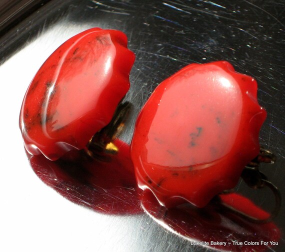 Bakelite Red Earrings Carved Vintage Marbled Mode… - image 6