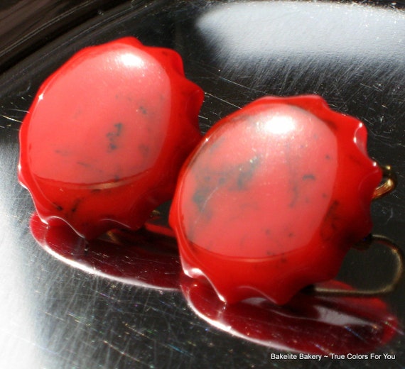Bakelite Red Earrings Carved Vintage Marbled Mode… - image 5