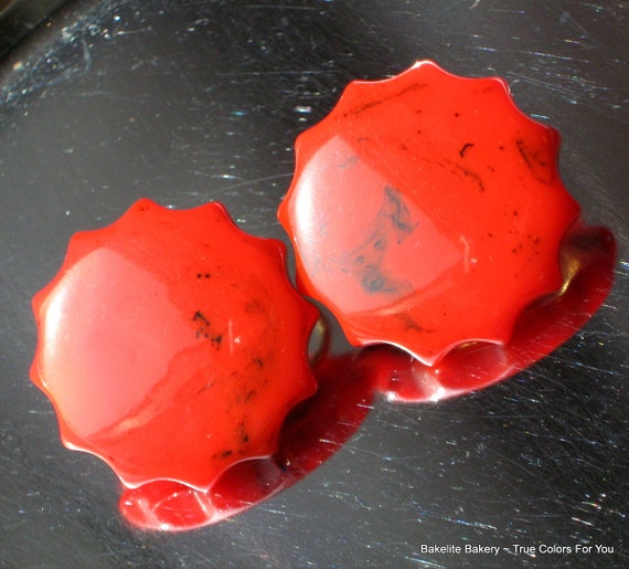 Bakelite Red Earrings Carved Vintage Marbled Mode… - image 4