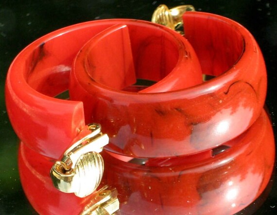 Bakelite Earrings Red Marbled Vintage Hoops Wide … - image 2