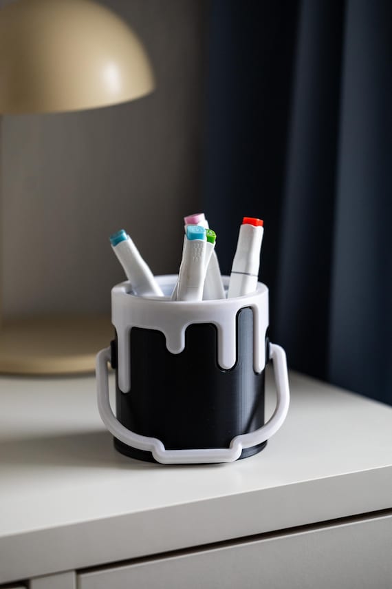 Drippy Bucket Stiftehalter mit Farbspritzer – 3D gedruckter Organizer für Künstler, Lehrer & Büro
