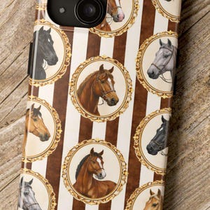 Peut inclure: Coque de t&eacute;l&eacute;phone orn&eacute;e d'un motif r&eacute;p&eacute;t&eacute; de portraits de chevaux dans des cadres dor&eacute;s orn&eacute;s, sur un fond de rayures verticales marron et blanches. Finition brillante, d&eacute;coupe pour l'appareil photo.