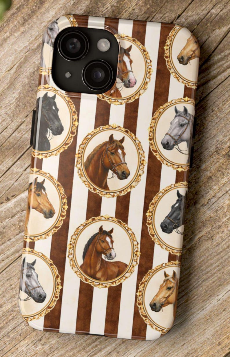 Peut inclure: Coque de t&eacute;l&eacute;phone orn&eacute;e d'un motif r&eacute;p&eacute;t&eacute; de portraits de chevaux dans des cadres dor&eacute;s orn&eacute;s, sur un fond de rayures verticales marron et blanches. Finition brillante, d&eacute;coupe pour l'appareil photo.