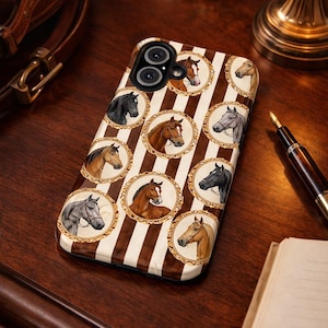 Peut inclure: Coque de t&eacute;l&eacute;phone orn&eacute;e de portraits de chevaux dans des cadres dor&eacute;s, sur un fond de rayures verticales marron et blanches. La coque a une finition brillante et une d&eacute;coupe pour l'appareil photo.
