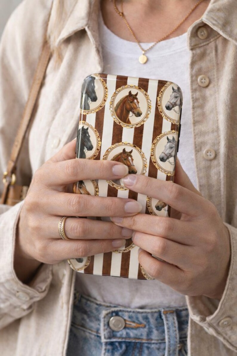 Étui pour téléphone avec broche cheval équestre cheval vintage, étui pour iPhone, marron chocolat, étui pour téléphone neutre, Style antique, cadeau pour amoureux des chevaux image 2