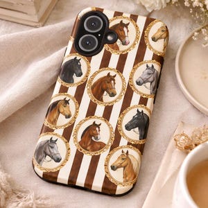 Peut inclure: Coque de t&eacute;l&eacute;phone orn&eacute;e d'un motif r&eacute;p&eacute;t&eacute; de portraits de chevaux dans des cadres ovales sur un fond de rayures marron et blanches. Le bo&icirc;tier a une zone d'objectif d'appareil photo noire.