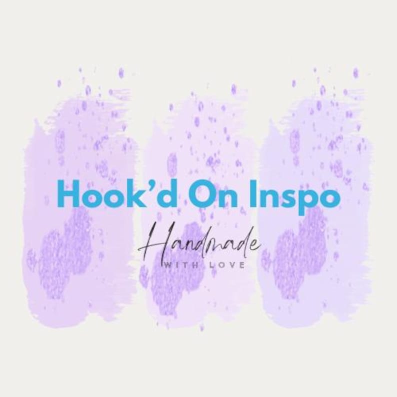 Peut inclure: Conception graphique avec le texte "Hook'd On Inspo" en bleu et "Handmade with Love" en &eacute;criture noire. Le fond pr&eacute;sente trois coups de pinceau de couleur lavande sur un fond beige clair.