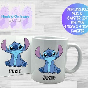 Peut inclure: Ensemble tasse et dessous de verre personnalis&eacute;s. La tasse blanche et le dessous de verre pr&eacute;sentent un personnage de dessin anim&eacute; bleu et le nom "Susie". La tasse est de 11 oz. Le dessous de verre mesure 9,5 cm x 9,5 cm.