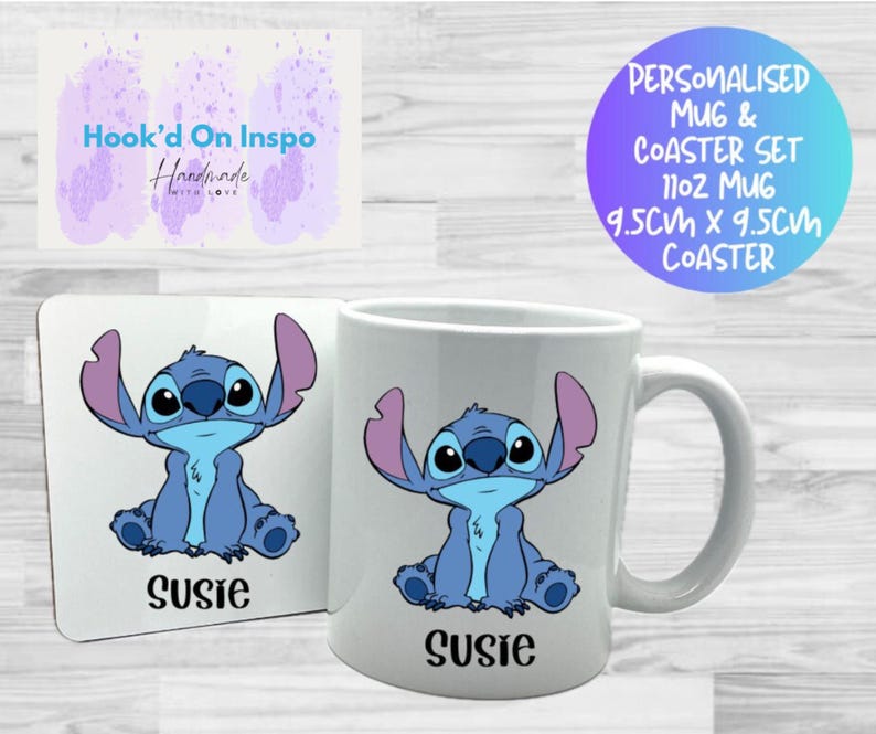 Peut inclure: Ensemble tasse et dessous de verre personnalis&eacute;s. La tasse blanche et le dessous de verre pr&eacute;sentent un personnage de dessin anim&eacute; bleu et le nom "Susie". La tasse est de 11 oz. Le dessous de verre mesure 9,5 cm x 9,5 cm.