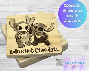 Posavasos de madera personalizados de Stitch y Jack Skellington inspirados en Disney. Posavasos con nombre personalizado. Regalo tierno y espeluznante. Decoración para habitación infantil. Regalo para fans.