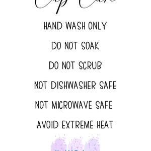 Puede incluir: Un fondo blanco con texto negro que describe las instrucciones de cuidado para una taza. El texto dice "Cup Care", "Hand Wash Only", "Do Not Soak", "Do Not Scrub", "Not Dishwasher Safe", "Not Microwave Safe", y "Avoid Extreme Heat". El texto va seguido de un logotipo de estilo acuarela morado que dice "Hook'd On Inspo Handmade with Love."