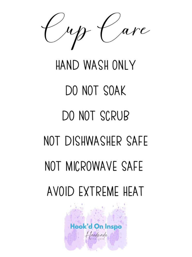 Puede incluir: Un fondo blanco con texto negro que describe las instrucciones de cuidado para una taza. El texto dice "Cup Care", "Hand Wash Only", "Do Not Soak", "Do Not Scrub", "Not Dishwasher Safe", "Not Microwave Safe", y "Avoid Extreme Heat". El texto va seguido de un logotipo de estilo acuarela morado que dice "Hook'd On Inspo Handmade with Love."