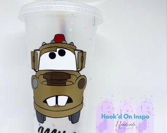 Vaso de 24 oz inspirado en Cars Mater, personalizable con múltiples opciones de color.