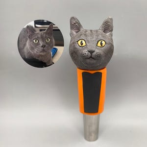 Può includere: Una tazza di ceramica bianca con manico nero e la scritta "But First, Coffee" in nero, con un carattere a mano. La tazza è su una superficie bianca.