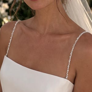 Alças finas de cetim com pérolas e cristais, acessórios para vestido de noiva.