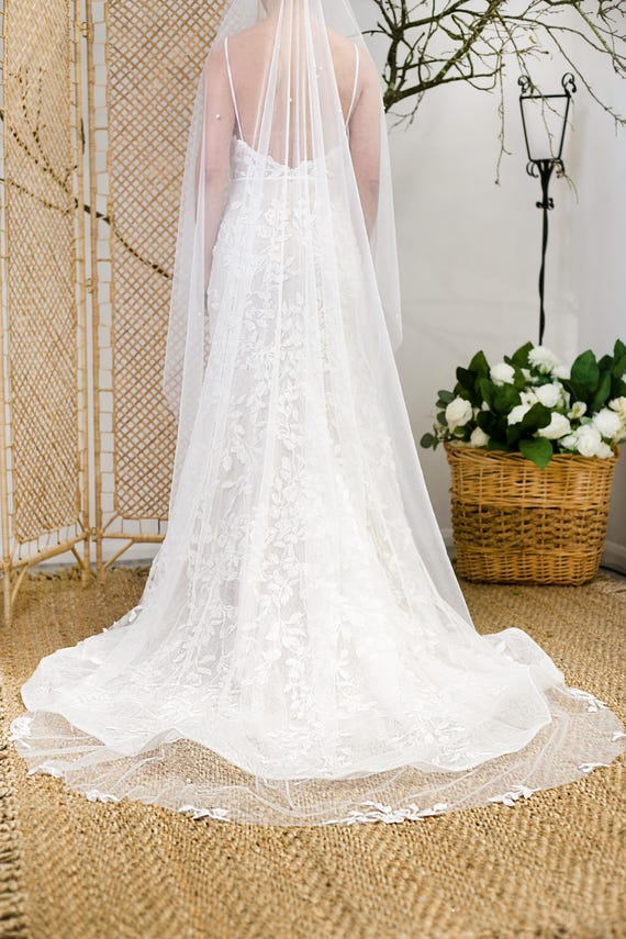 Pearl & Lace Tulle Veil | Romantic Bridal Veil With Comb  display picture 1