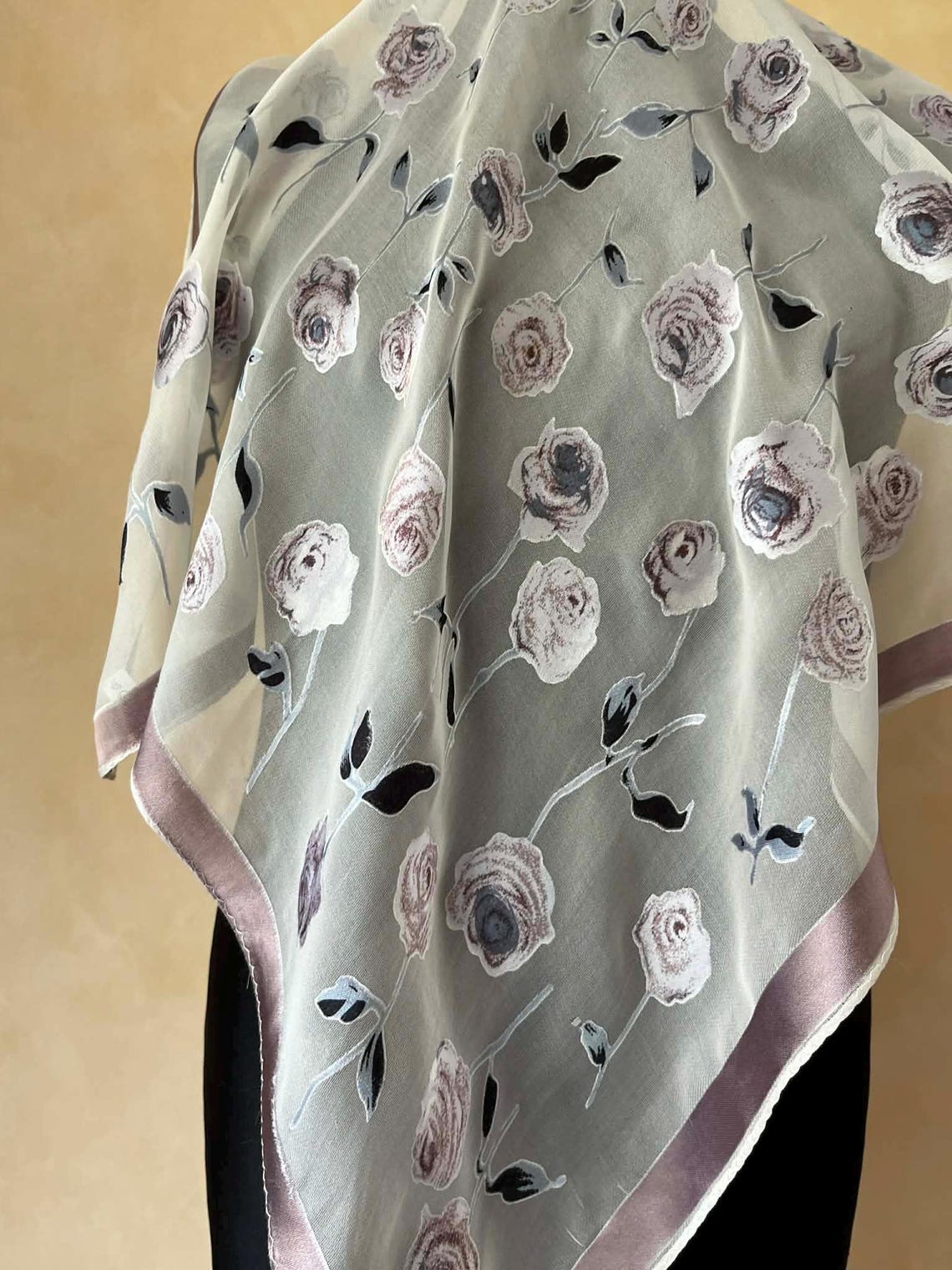 Vintage Devore Silk Blend Scarf Sheer Floral Burnout Neck Scarf Cream Lilac Roses Square 51x53 cm, foto 3 di 5