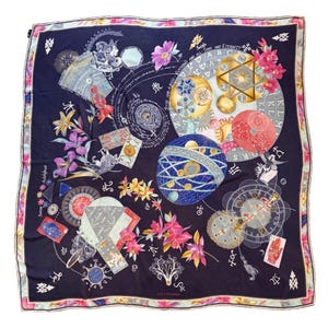 Peut inclure: Un foulard carré en soie bleu marine orné d'un imprimé céleste et ésotérique complexe. Le motif comprend des étoiles dorées, des sphères planétaires, des arrangements floraux, des cartes de tarot et des graphiques circulaires avec le texte Byss and Abyss, All-Time and Eternity.